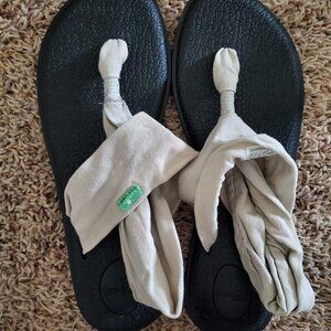 Sanuk Size 9 Tan & Black Yoga Sandals